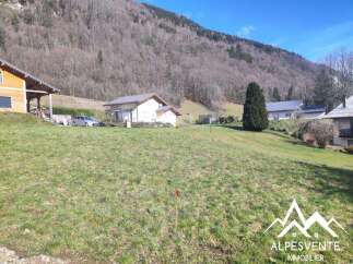 Build your dream home in this idyllic mountain setting! This spacious plot offers stunning views and is conveniently located near charming villages.