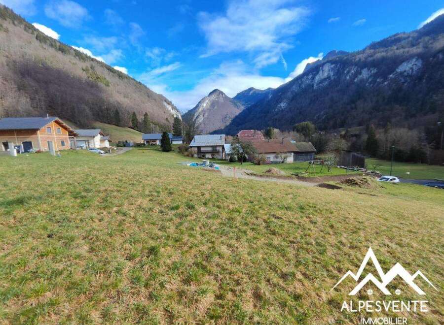 Build your dream home in this idyllic mountain setting! This stunning plot offers breathtaking valley views and is close to local amenities.