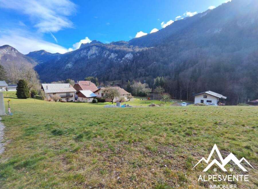 Build your dream home in this idyllic mountain setting! This stunning plot offers breathtaking views and is located near charming villages.