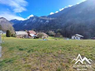 Build your dream home in this idyllic mountain setting! This stunning plot offers breathtaking views and is located near charming villages.