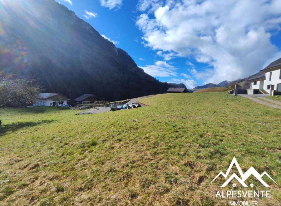 Build your dream home in the breathtaking Alps! This stunning plot offers a tranquil setting with mountain views and nearby amenities.