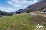 Build your dream home in this idyllic mountain setting! This stunning plot offers breathtaking views and a peaceful atmosphere.