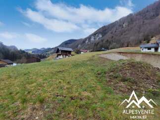 Build your dream home in this idyllic mountain setting! This stunning plot offers breathtaking views and a peaceful atmosphere.