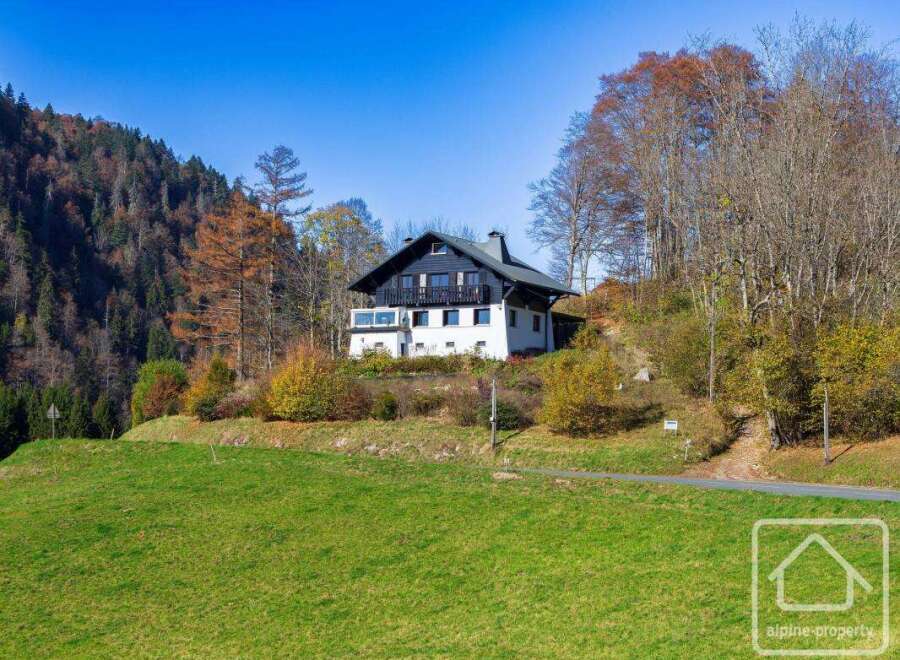 Nestled in the Austrian Alps, this charming chalet boasts breathtaking mountain views and a tranquil setting.
