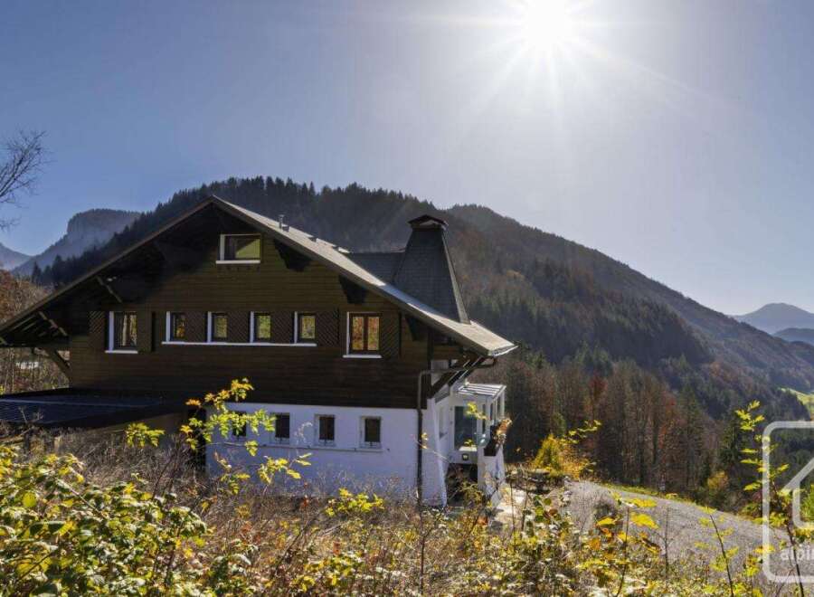 Nestled in the heart of the Alps, this stunning chalet boasts breathtaking mountain views and a tranquil setting.