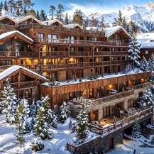 Nestled in a snowy mountainside, this luxurious chalet boasts stunning views and exquisite wooden architecture.