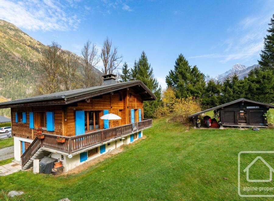 This charming chalet boasts a picturesque setting in the French Alps, offering breathtaking mountain views.