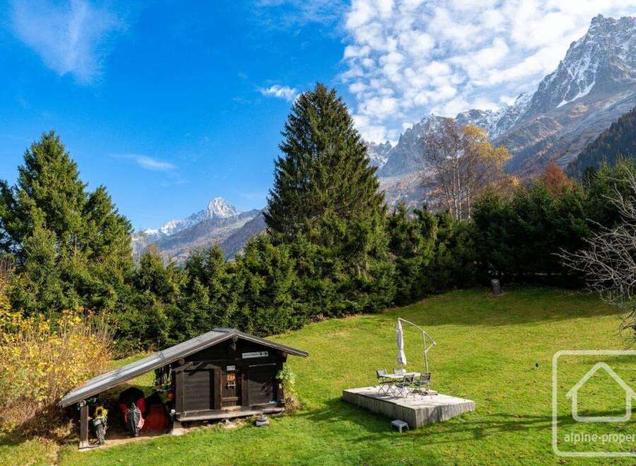 Nestled in the French Alps, this charming property boasts breathtaking mountain views and a tranquil setting.