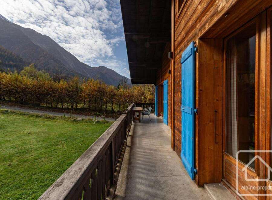 This stunning chalet boasts a spacious balcony with breathtaking mountain views, perfect for enjoying the crisp alpine air.