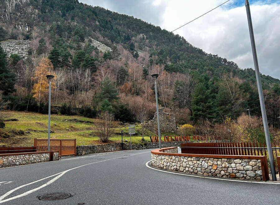 Nestled in a serene mountain valley, this property boasts stunning natural views and a tranquil atmosphere.