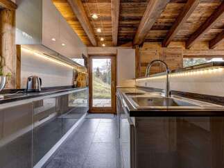 Experience the epitome of rustic elegance in this stunning kitchen.