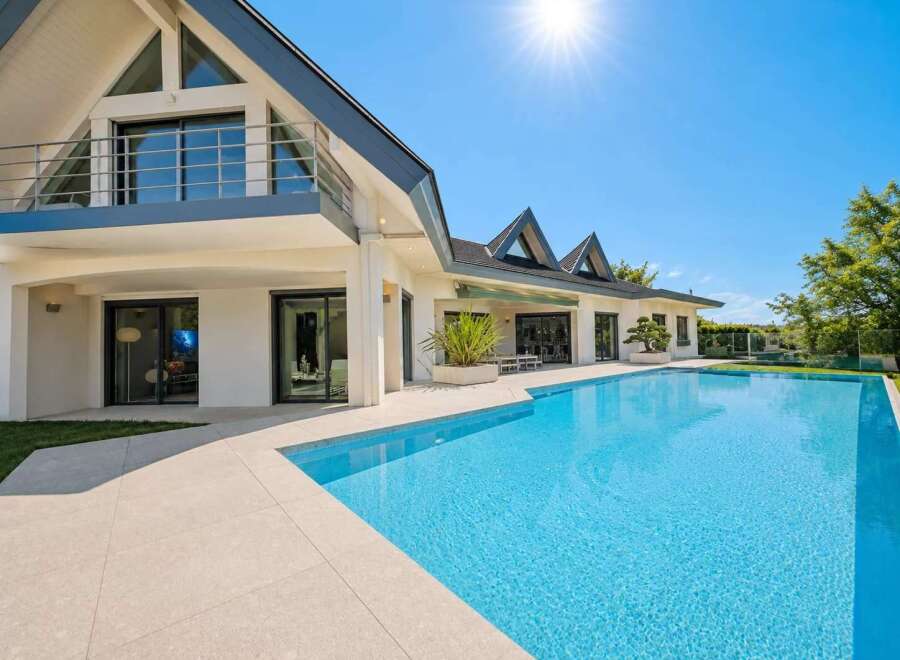 Experience luxury living in this stunning modern villa, featuring a spacious open-plan design and a breathtaking infinity pool.