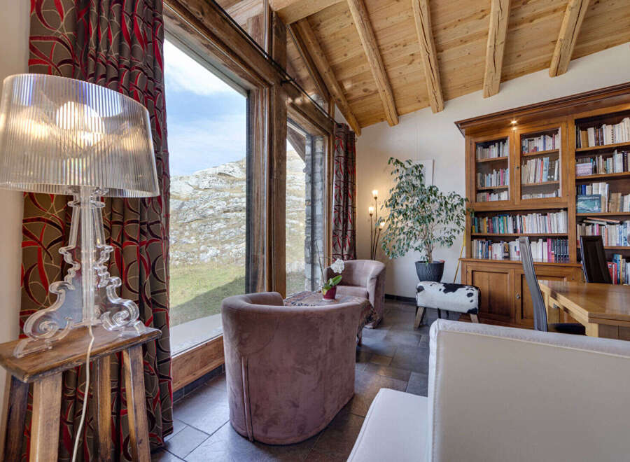 Experience the epitome of luxury living in this stunning property, boasting breathtaking views and exquisite design.