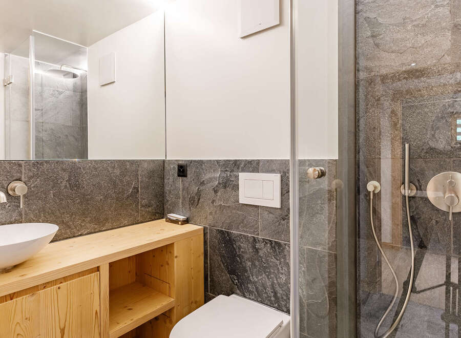 Discover a modern bathroom design featuring a sleek, minimalist aesthetic.