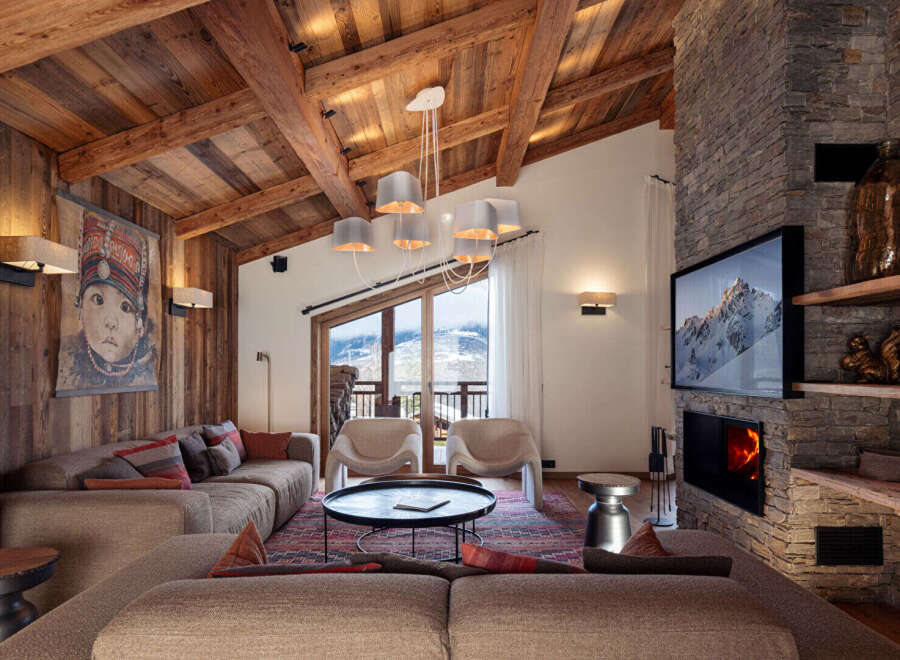 This stunning living room showcases a rustic yet modern design, perfect for a cozy mountain retreat.
