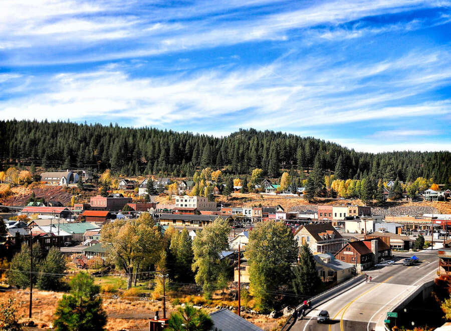 Nestled in a valley surrounded by lush forests, this charming town boasts a picturesque setting.