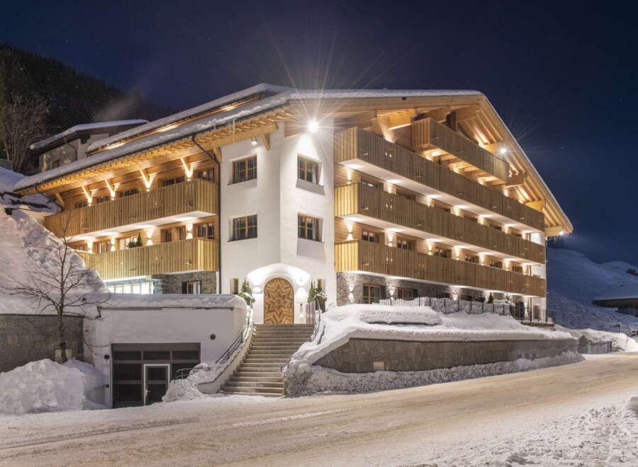 This stunning chalet boasts a prime location, offering breathtaking views and easy access to winter activities.