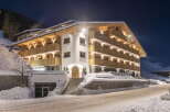 This stunning chalet boasts a prime location, offering breathtaking views and easy access to winter activities.