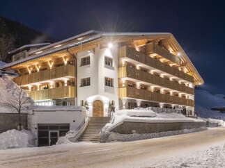 This stunning chalet boasts a prime location, offering breathtaking views and easy access to winter activities.