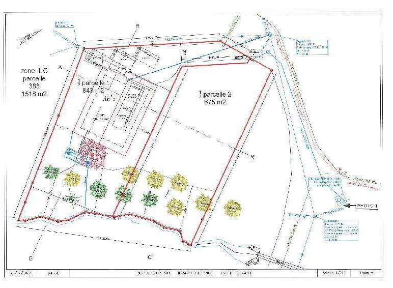 Discover this exceptional property featuring two parcels totaling 1513 m2 and 675 m2, respectively.