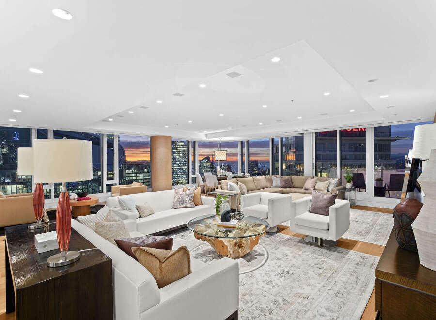 This luxurious condo boasts breathtaking panoramic city views from its expansive windows, creating a bright and airy atmosphere.