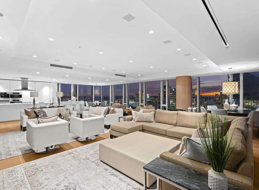 This luxurious condo boasts breathtaking panoramic city views from its expansive windows, creating a bright and airy atmosphere.