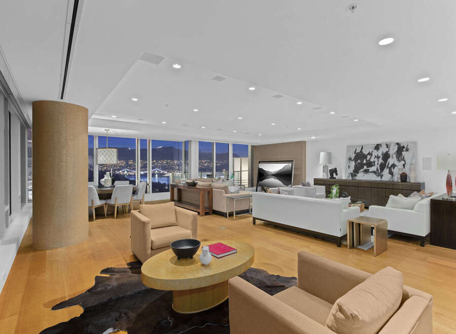 This luxurious condo boasts breathtaking panoramic city views from its expansive windows, creating a bright and airy atmosphere.