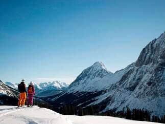 Discover ski-in/ski-out real estate opportunities with breathtaking mountain views.