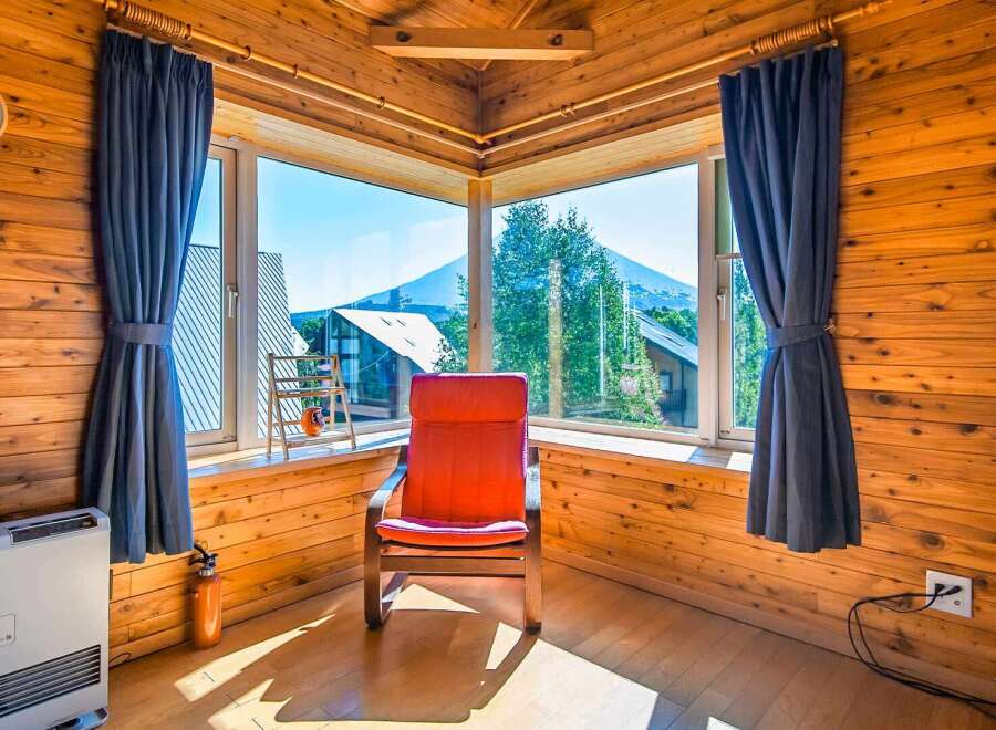Cozy cabin with stunning mountain views.