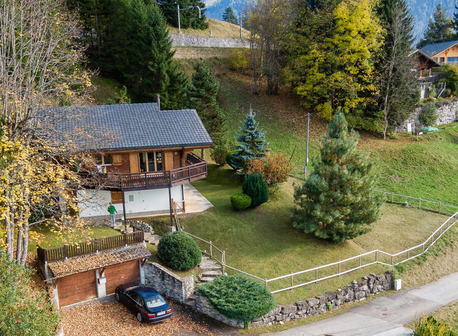 Discover a charming chalet nestled in a picturesque mountain setting.