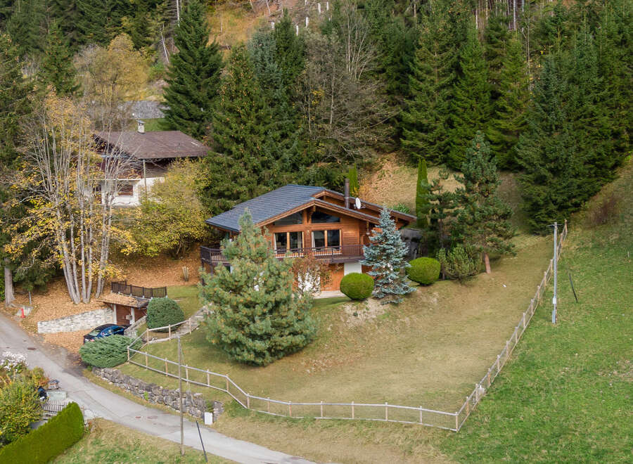 Discover a stunning chalet nestled in a picturesque mountain setting.