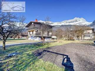 Discover a charming property nestled in a picturesque mountain setting.
