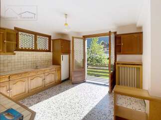 Discover a charming kitchen with a bright and airy ambiance.