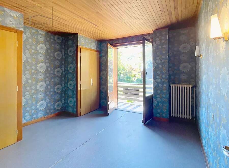 Discover the charm of this inviting property, featuring a bright and airy interior with a beautiful wooden ceiling.