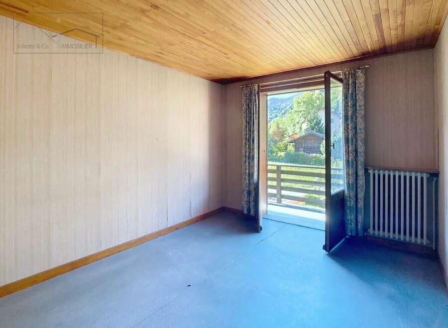 Discover this charming property featuring a bright interior and a balcony with stunning views.