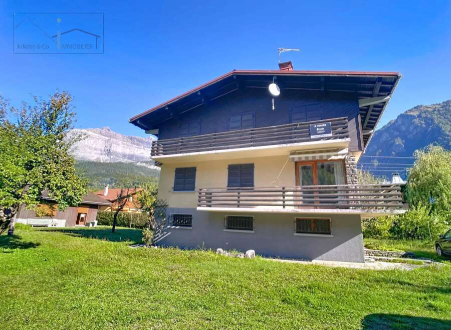 Discover this charming property nestled in a picturesque setting, offering stunning mountain views.