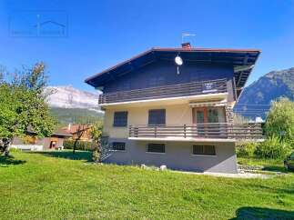 Discover this charming property nestled in a picturesque setting, offering stunning mountain views.