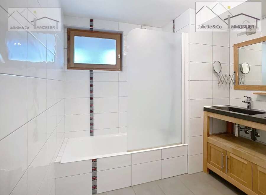 Discover a bright and modern bathroom.