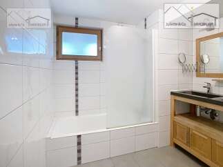 Discover a bright and modern bathroom.