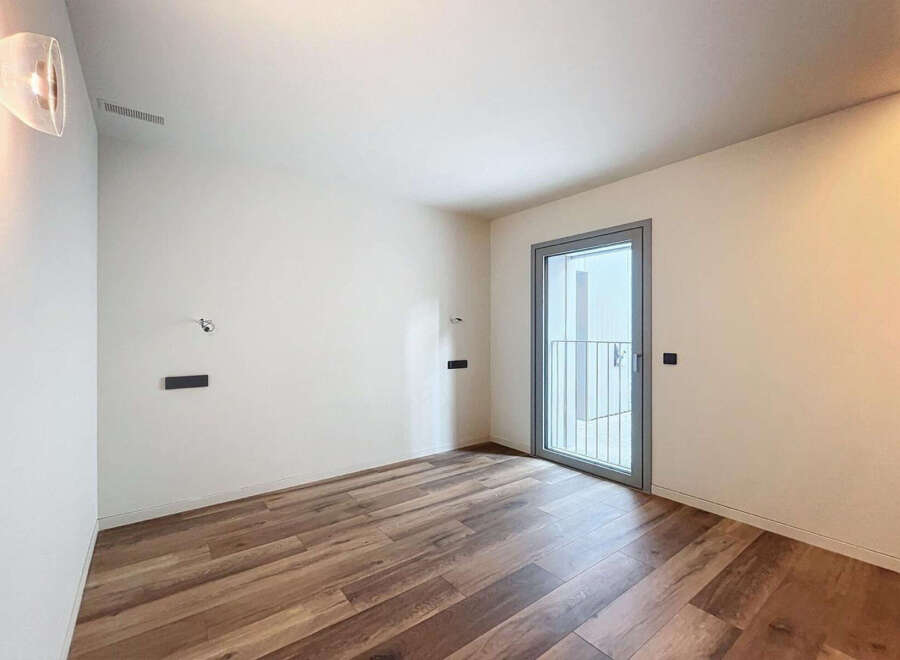 This stunning property boasts a spacious, bright room with sleek hardwood floors and modern wall finishes.