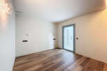 This stunning property boasts a spacious, bright room with sleek hardwood floors and modern wall finishes.