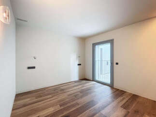 This stunning property boasts a spacious, bright room with sleek hardwood floors and modern wall finishes.