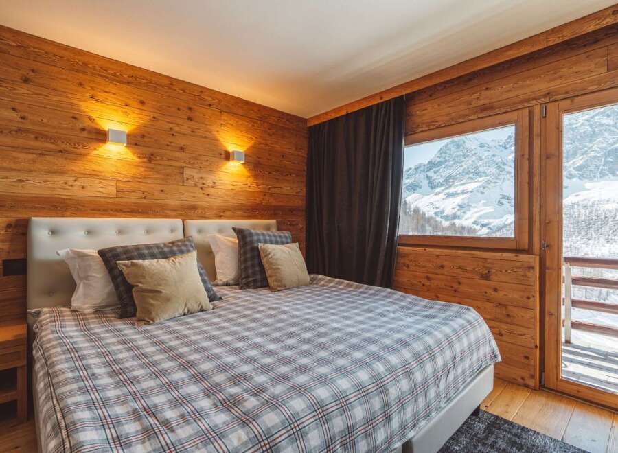 Experience the ultimate mountain retreat in this cozy bedroom.