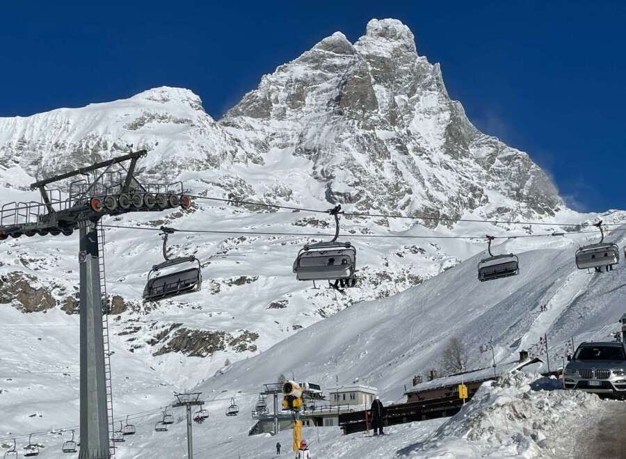 Experience the breathtaking beauty of the Alps with this stunning image.