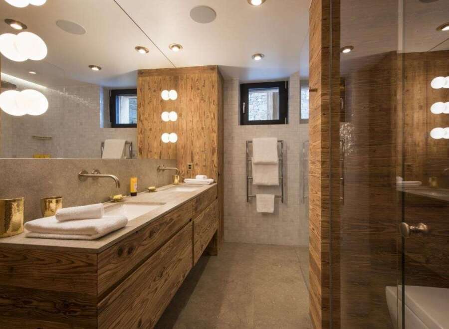 This luxurious bathroom boasts a stunning wooden design, creating a warm and inviting atmosphere.