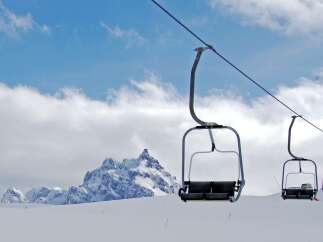 Experience the thrill of the slopes with this stunning image of a ski lift.