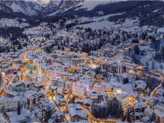 Discover the charm of this snow-covered village nestled in the mountains.