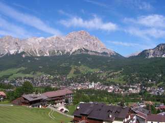 Discover breathtaking mountain views in this stunning property.