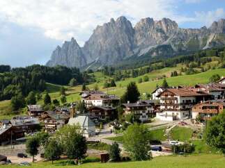 Discover the charm of this picturesque village nestled in the heart of the mountains.
