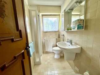 Discover a charming bathroom with a classic design.